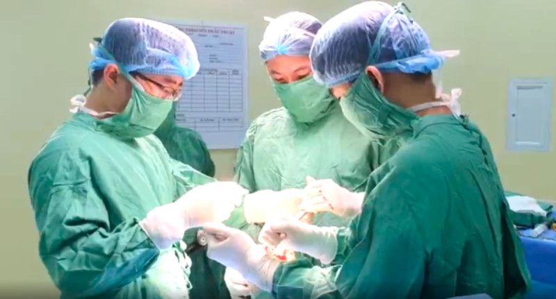 Phẫu thuật thay khớp vai toàn phần đảo ngược cho cụ ông 73 tuổi